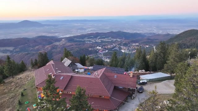 Cabana Postăvaru și farmecul muntelui din Poiana Brașov. 4K