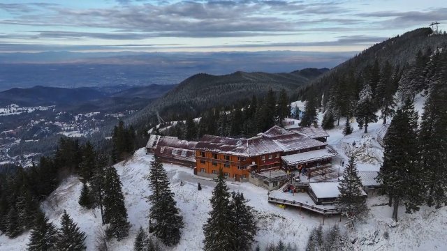Explorați magia Munților Bucegi și a Cabanei Postavaru dintr o perspectivă spectaculoasă!